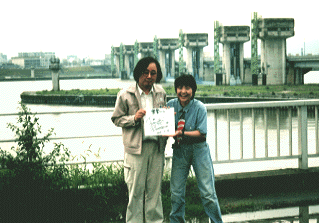 ����剁��w�i�ɁA�T�R�[��ƃc�[�V���b�g